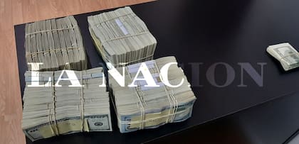 Los fajos de dólares con una inscripción que dice "C.C"