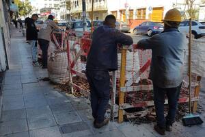 Los falsos operarios fueron descubiertos en pleno robo