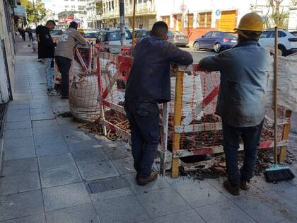 Los falsos operarios fueron descubiertos en pleno robo