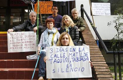 Los familiares de Bernardo Green, ex director del colegio, en medio de la protesta