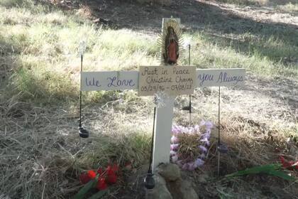 Los familiares de Christine Chavez levantaron un pequeño monumento en el parque donde murió la joven