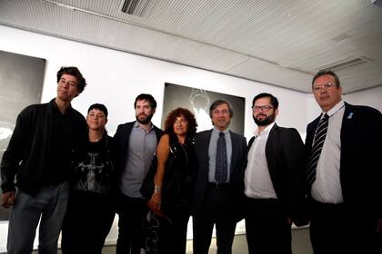 Los familiares de Deira, con Boric y el ministro de Cultura de la Nación, Tristán Bauer