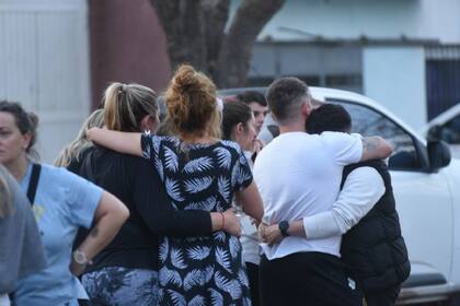 Los familiares de Giménez comenzaron a llegar al lugar del crimen y las escenas de dolor se repetían