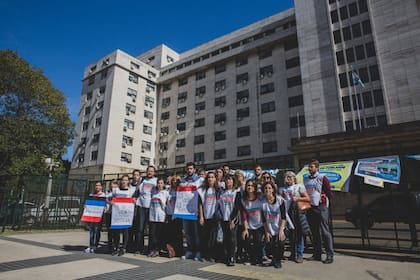 Los familiares de las víctimas del vuelo 2553 de Austral Líneas Aéreas reclaman justicia frente a los tribunales