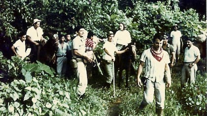Los familiares de los cadetes desaparecidos buscaron los restos del avión en la selva de Costa Rica
