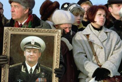 Los familiares de los marineros durante una ceremonia en Moscú.