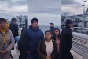 Los familiares protestan para que las autoridades les permitan desembarcar