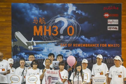 Los familiares de los pasajeros del vuelo MH370, en un acto en homenaje a las víctimas