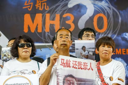 Los familiares de los pasajeros del vuelo MH370 de Malaysia se resisten a bajar a los brazos y exigen que siga la búsqueda