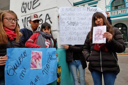Los familiares de Sandra Ávalos reclaman frente al Hospital Muñiz
