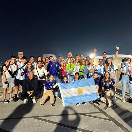 Los familiares felices afuera del estadio (Foto: Instagram @linda.raff)