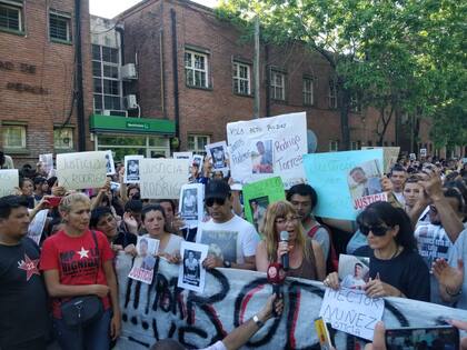 Los familiares marchan hacia la intendencia reclamando justicia