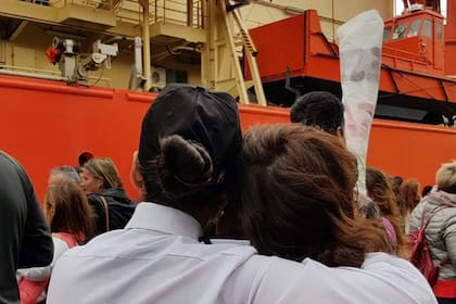 Los familiares saludan a los tripulantes en el puerto