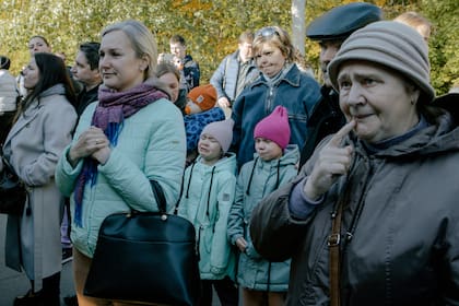 Los familiares se despiden de los hombres en una oficina de reclutamiento militar en Moscú el martes 11 de octubre de 2022