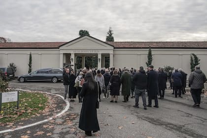 Los familiares y amigos llegan al cementerio donde Fernanda Biffi fue sepultada luego de una misa en la iglesia de Santo Stefano.