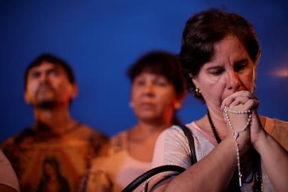 Los familiares y amigos reaccionan mientras rinden homenaje a las víctimas del tiroteo en la escuela Raul Brasil en Suzano, estado de Sao Paulo, Brasil, 13 de marzo de 2019.