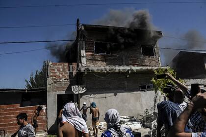 Los familiares y vecinos del barrio donde vivía Máximo demolieron varios bunkers. Hubo choques con la policía.