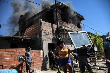 Los familiares y vecinos del barrio donde vivía Máximo, el niño muerto en Rosario, demolieron varios bunkers de venta de droga