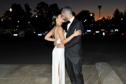 Ella lució un vestido con escote en la espalda y tajo sobre la pierna derecha. Él un clásico traje negro