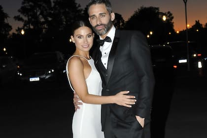 Al terminar la ceremonia, la pareja salió a posar para los fotógrafos