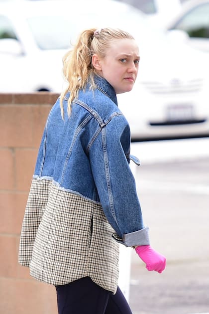 Los famosos eligen los guantes, como el caso de Dakota Fanning