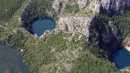 Los famosos lagos kársticos de Imotski se formaron a partir del colapso de una caverna prehistórica