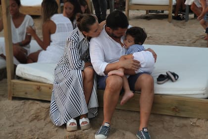 Días de sol y playa en familia para Sabrina Garciarena y Germán Paoloski
