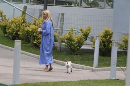 Los paparazzi captaron a la hija de Susana Giménez, Mercedes Sarrabayrouse, paseando a su perro
