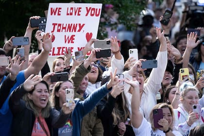 Los fanáticos aplauden cuando el actor estadounidense Johnny Depp llega al juzgado de Virginia, el 26 de mayo de 2022