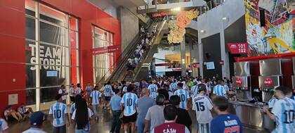 Los fanáticos caminan los pasillos del estadio en la previa del partido