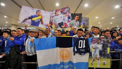 Los fanáticos chinos recibieron con pasión a Tevez, pero los partidos del fútbol argentino no se pueden ver