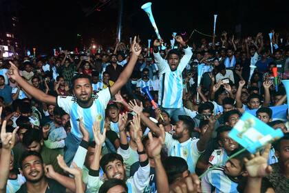 Los fanáticos de Bangladesh festejaron el triunfo de Argentina ante Francia en las calles de ese país