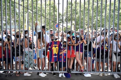Los fanáticos de Barcelona se amontonaron en uno de los portones de Camp Nou para ver a Lionel Messi por última vez