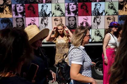 Los fanáticos de la cantante y compositora estadounidense Taylor Alison Swift llegan para asistir al concierto en Paris en el marco de su gira europea.