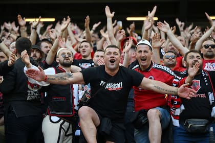 Los fanáticos de la selección de Albania en el encuentro ante Croacia que despertó la queja de Serbia