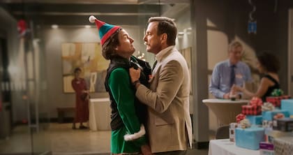 Los fanáticos de las travesuras improvisadas de Murderville se divertirán con este misterio festivo, con una Maya Rudolph que se roba la escena y demuestra ser la mejor ayudante de Santa.