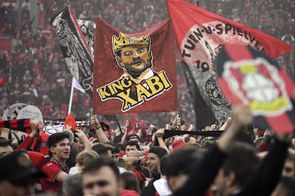 Los fanáticos de Leverkusen en pleno festejo, en el campo de juego tras el 5-0