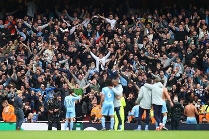 Los fanáticos del City celebran tras el partido de la Premier League entre el Arsenal y el Manchester City en el Emirates Stadium