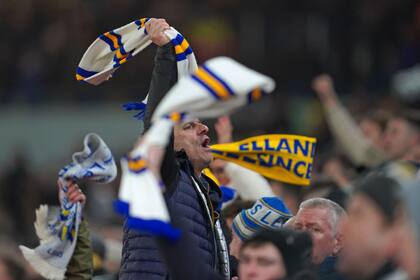 Los fanáticos del Leeds United reaccionaron al final del juego entre Leeds United y Arsenal revoleando remeras, bufandas y banderas