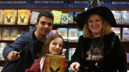 Los fanáticos del mago creado por J.K Rowling se juntaron en el Ateneo Grand Splendid para comprar el libro