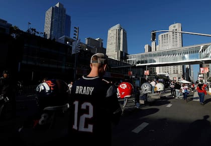Los fanáticos en los alrededores del estadio de California