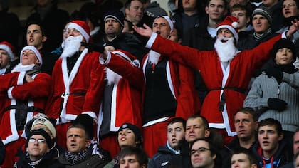 Los fanáticos ataviados de Papá Noel en el tradicional Boxing Day de la Premier League