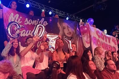 Los fanáticos que llevó Coti a la tribuna para que la apoyaran en su debut como cantante