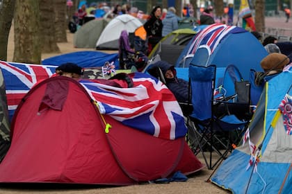 Los fanáticos reales que pasaron la noche acampando a lo largo del Mall, parte de la ruta de la Coronación, se despiertan y dejan sus tiendas en Londres.