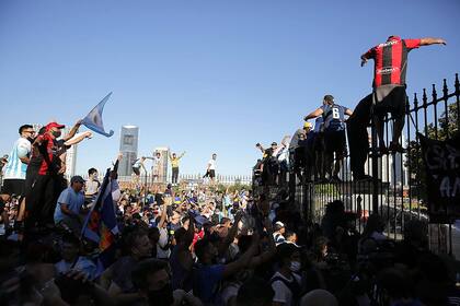 Los fanáticos sobre las rejas de la Casa Rosada