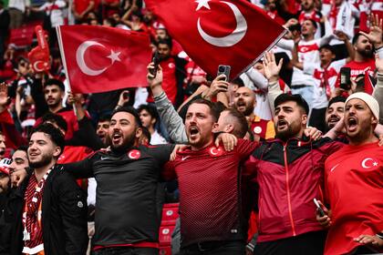Los fanáticos turcos en Leipzig preparados para alentar a su selección