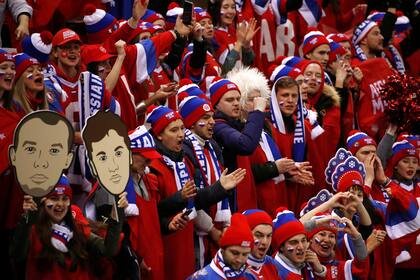 Los fans celebran después de la ronda de cuartos de final del partido masculino de hockey contra Noruega