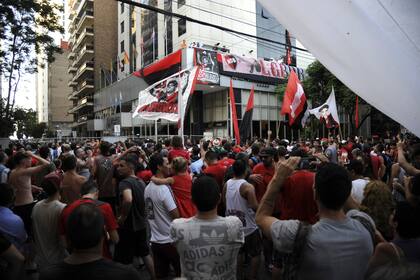 Los fans de Newells respaldando a Maradona