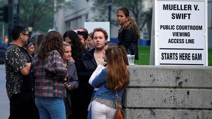 Los fans de Taylor Swift se amontonan en la puerta de los Tribunales de Denver