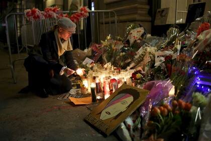 Los fans dejan souvenirs en el 258 de Lafayette Street donde vivía Bowie